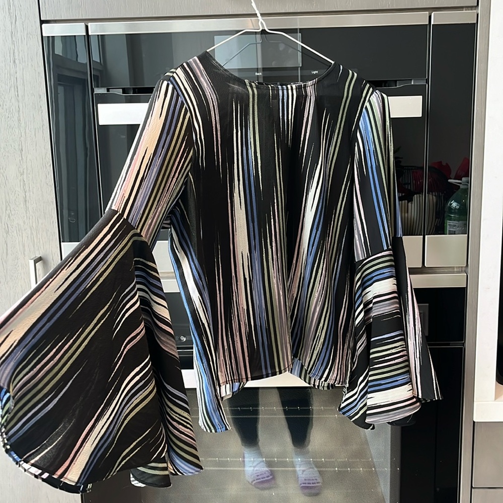 Vince Camuto Shirt
Preloved
Size Smalll